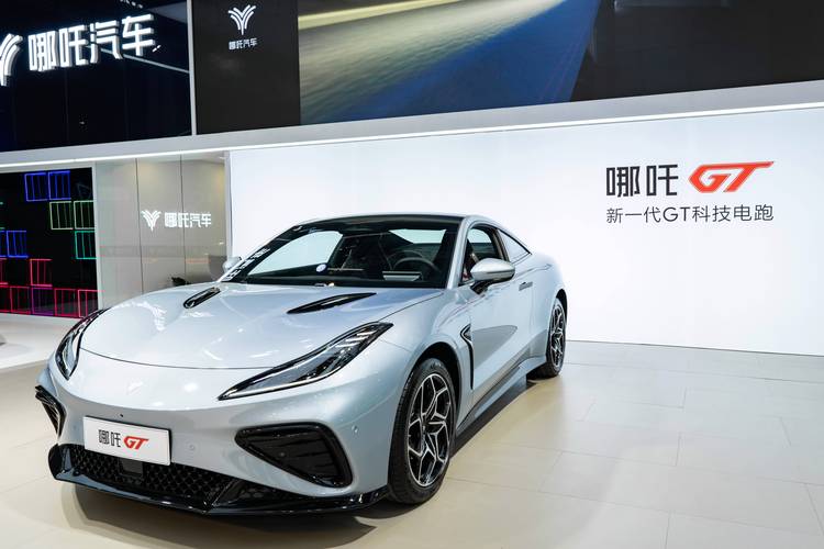 惠州241哪吒汽车在智能汽车领域的表现，领途汽车在新能源汽车市场中的影响力